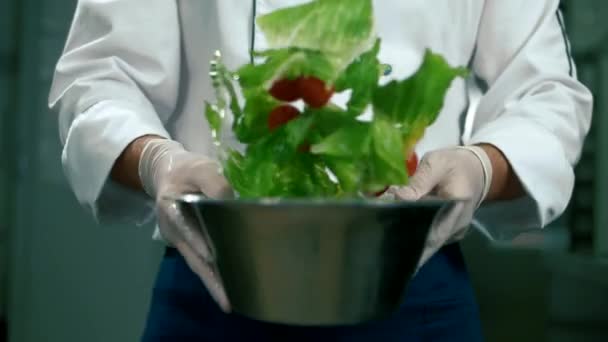 Šéf Připravuje Dietní Salát Zvrací Zeleninu Která Zpomaleném Filmu Zamrzá — Stock video
