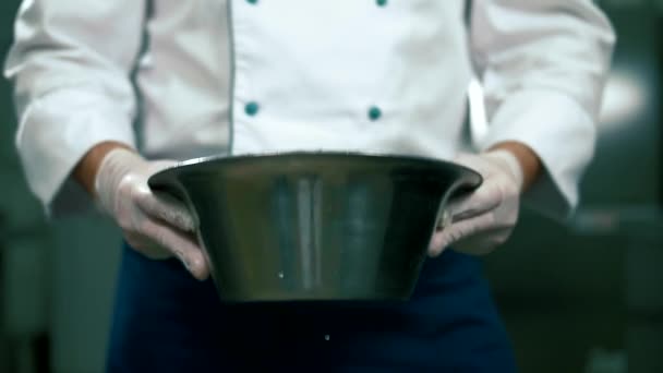 Έμπειρος Σεφ Στην Κουζίνα Ξερνάει Ζουμερά Λαχανικά Αργή Κίνηση — Αρχείο Βίντεο