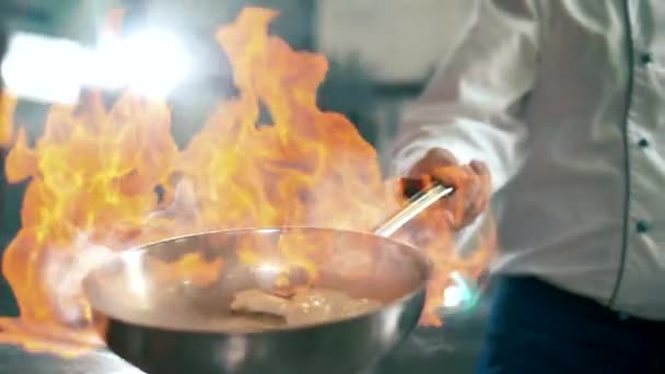 在厨房里把肉放在平底锅里煮 慢动作 — 图库视频影像