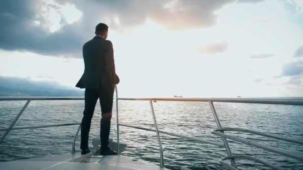 Успішна Людина Костюмі Пливе Яхті Морі Горизонту Постріл — стокове відео