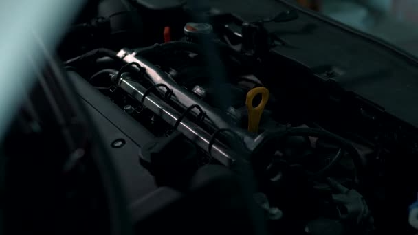 Двигатель Автомобиля Капотом Заправке Темный Фон — стоковое видео