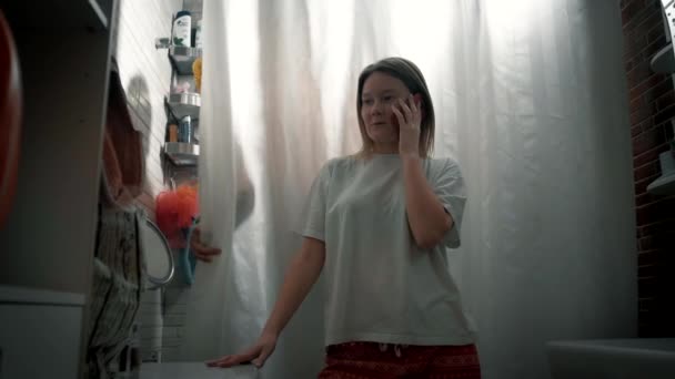 Młody Mężczyzna Dziewczyna Parze Biorą Razem Prysznic Śmieją Się Szczęśliwie — Wideo stockowe