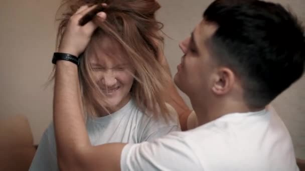 Familia Joven Feliz Están Jugando Estropeando Los Peinados Del Otro — Vídeo de stock