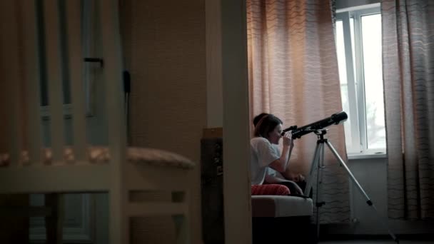 사랑하는 남녀가 창문을 아파트에서 망원경을 바라본다 — 비디오
