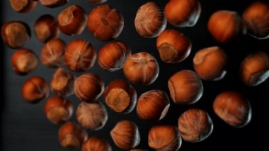 Fındık yavaş çekimde kameraya doğru uçar. Makro. Yemek pornosu
