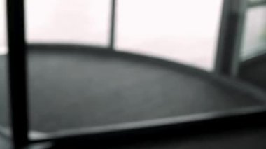 Atlıkarıncanın cam kapısı döner. Kapı döner tablosu. Turnike