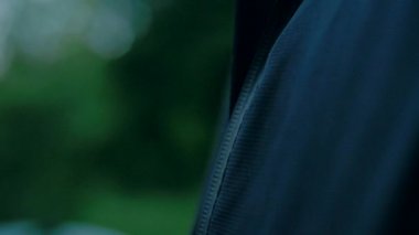 Siyah ceketli bir adam.