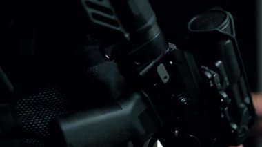 Siyah arka planda çok kanallı bir adam optik bir görüntü ortaya çıkarıyor.