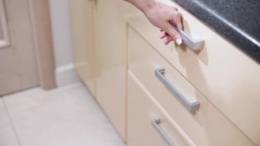 Çekmecede güzel bir krom çatal bıçak seti.