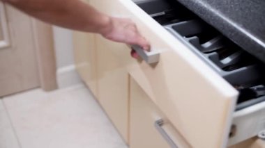 Mutfaktaki çekmecede temiz çatal, kaşık ve bıçaklar var.