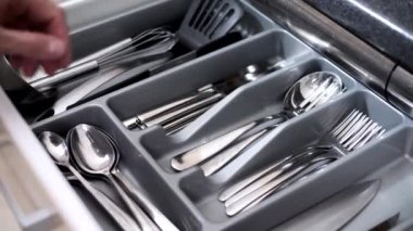 Masa takımı için mutfak çekmecesi, yakın plan.