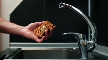 Bulaşık deterjanı el bezi üzerine dökülür.
