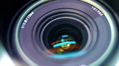 Fotoğraf ve video çekimi için profesyonel lens. Yakın plan. Neon ışıklarının altında