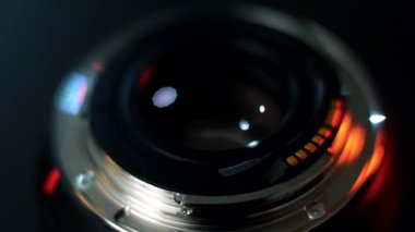 Odaklanmış mikro devreli modern bir merceğin cam lensi. Macro vuruldu. Fotoğraf teknolojisi
