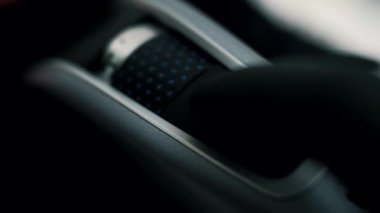 Saç ve sakal makasları için budama düğmesinin etkinleştirilmesi. Yakın plan.