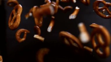 Alman krakerleri arka planda, süper yavaş çekimde. Stüdyo makro video