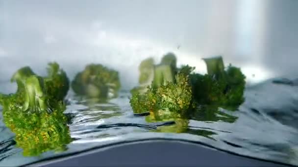 Pedaços Brócolis Verde Flutuam Nas Ondas Água Transparente Clara — Vídeo de Stock