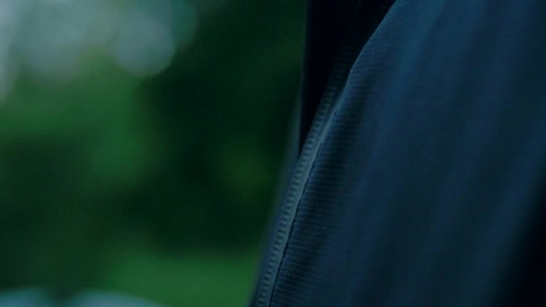 男人拉上一件黑色夹克 — 图库视频影像