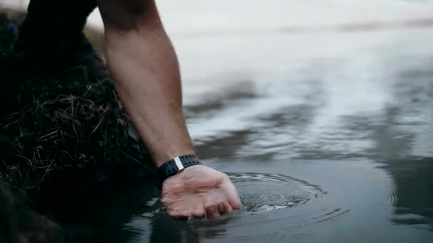 Mann Nimmt Wasser Der Hand Von Einem Bergsee Mit Kristallklarem — Stockvideo