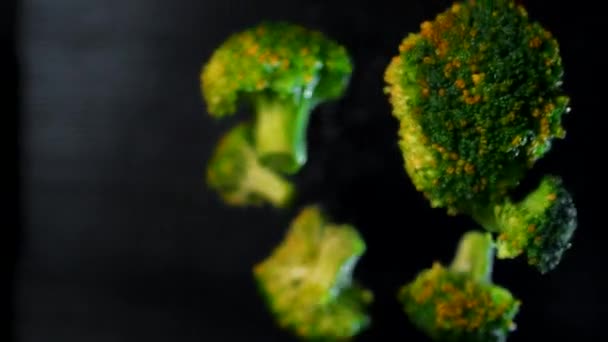 Šťavnatá Zelená Brokolice Vznáší Vzduchu Velmi Pomalém Filmu Makro — Stock video