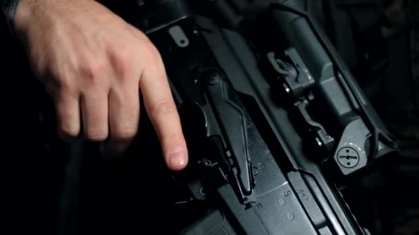 Quitando Máquina Kalashnikov Del Fusible Primer Plano — Vídeo de stock