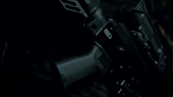 Uomo Rimuove Fucile Assalto Kalashnikov Dalla Miccia Primo Piano — Video Stock