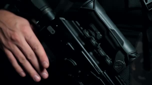 Siyah Arka Planda Modern Kalaşnikof Saldırı Tüfeği — Stok video
