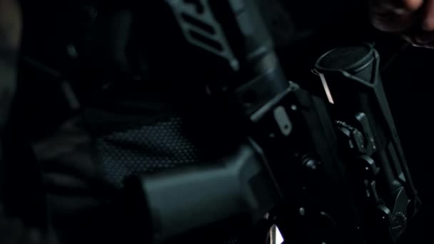 Військовий Знімає Захисний Чохол Телескопічного Прицілу Рушниці — стокове відео