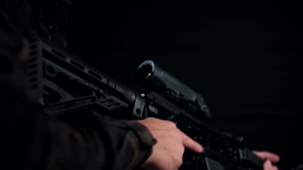 在黑色背景上的多镜头男子将Ak步枪上的保险丝盒置于射击位置 — 图库视频影像