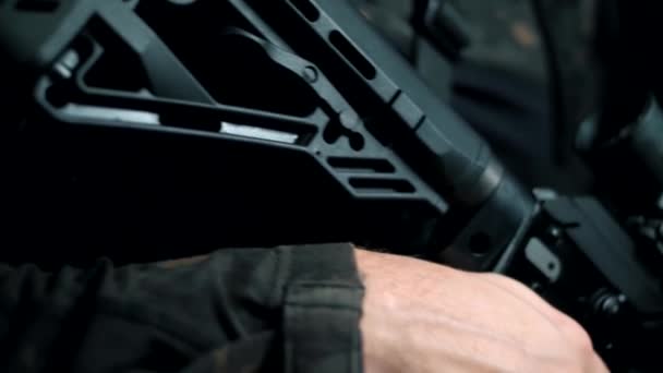 一个黑黑的背景 戴着Ak冲锋枪 系在战术腰带上的混血儿 — 图库视频影像