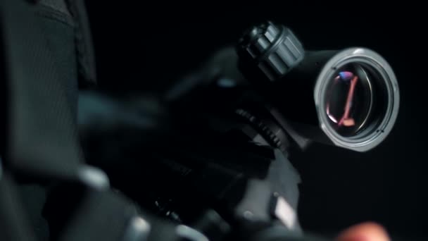 戦闘ライフルの近代的な光学式目撃システム 接近中だ 黒の背景 — ストック動画