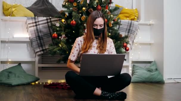 Ein Junges Mädchen Mit Atemmaske Feiert Weihnachten Aufgrund Der Pandemie — Stockvideo