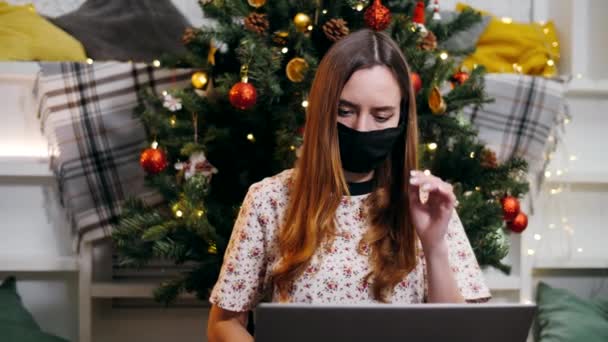 Young Girl Respiratory Mask Works Freelancer Laptop Decorated Christmas Tree — Stock Video