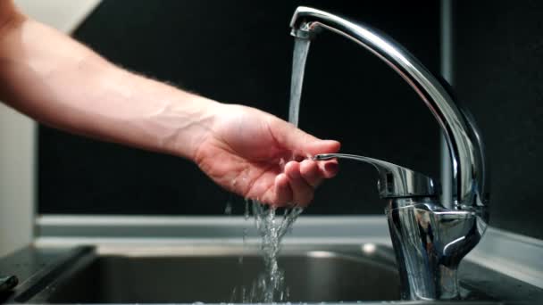 Homem Lavando Mãos Com Sabão Sob Torneira Close — Vídeo de Stock