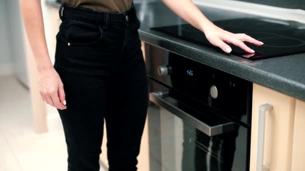 Тощая Девушка Современной Яркой Кухне Включает Сенсорную Плиту — стоковое видео