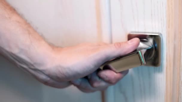 Homme Ouvre Ferme Une Élégante Porte Lumineuse Bois Dans Chambre — Video