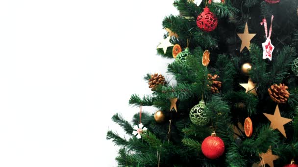新年や願い事とクリスマスの挨拶を配置するための白い背景を持つ装飾されたクリスマスツリー — ストック動画
