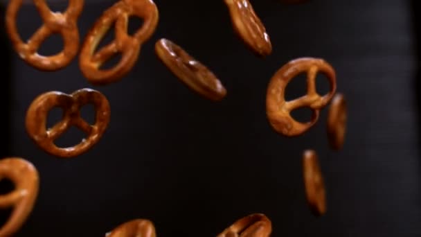 Salty Pretzels Voar Para Cima Pendurar Fundo Preto — Vídeo de Stock