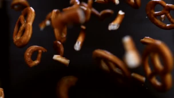 Pretzels Alemanes Sobre Fondo Oscuro Cámara Súper Lenta Estudio Macro — Vídeos de Stock