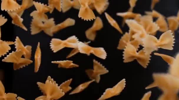 Läcker Farfalle Pasta Svart Bakgrund Superlångsam Rörelse Makro — Stockvideo