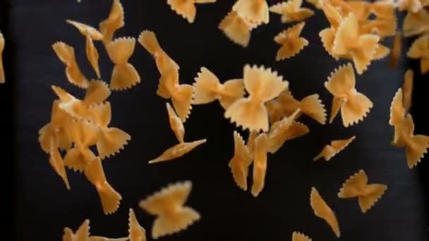 Farfalle Pasta Vliegen Opknoping Lucht Een Zwarte Achtergrond — Stockvideo