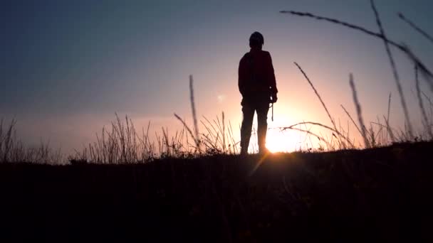 Silhouette Uomo Cade Ginocchio Campo Uno Sfondo Tramonto — Video Stock