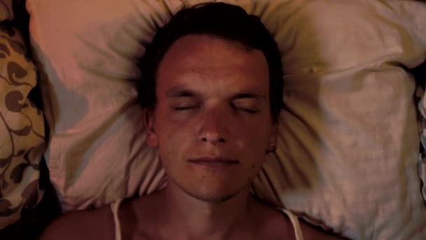 Młody Facet Śpi Poduszce Koszmar Budzi Się — Wideo stockowe