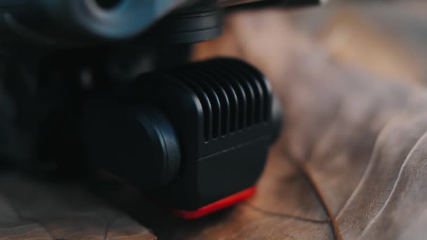 Επαγγελματική Κάμερα Τεχνολογίας Ένα Κοντινό Quadcopter — Αρχείο Βίντεο