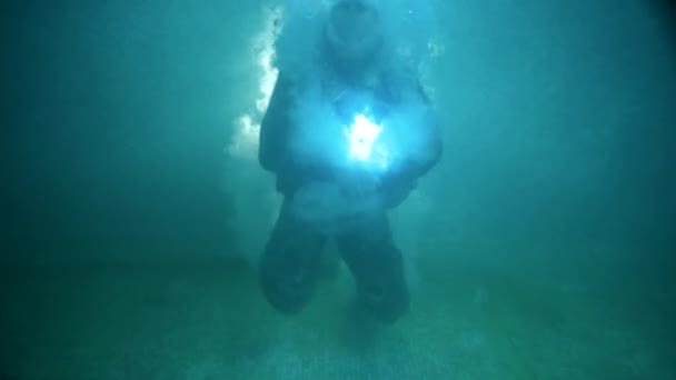Asker Üniformalı Bir Adam Eğitim Sırasında Havuzun Dibinde Ekipman Içinde — Stok video