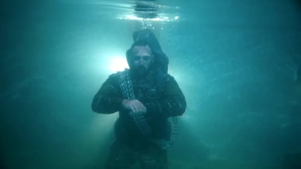 Muž Uniformě Vojáka Spočívá Dně Bazénu Výstroji Během Cvičení — Stock video