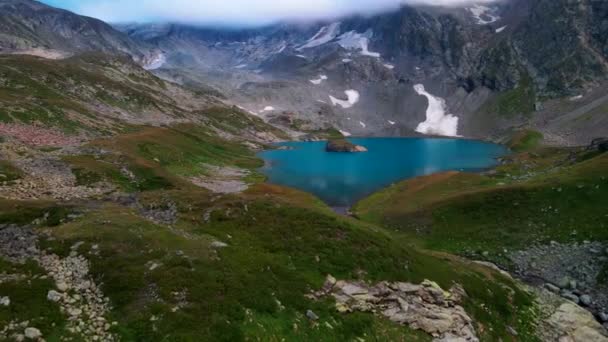 Großer Schöner See Aus Gletscherschmelzwasser Der Spitze Der Berge — Stockvideo