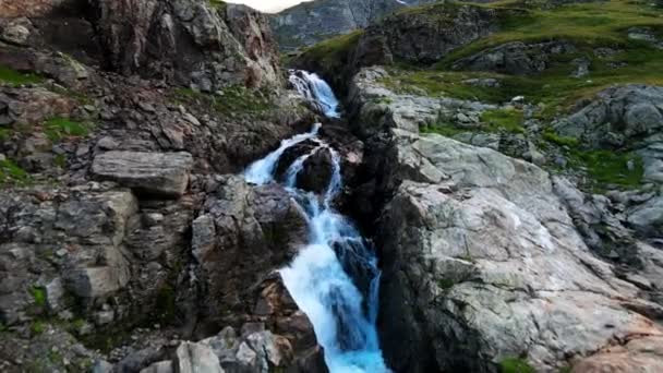 Dağlarda Kayaların Arasında Temiz Içme Suyu Olan Güzel Bir Nehir — Stok video