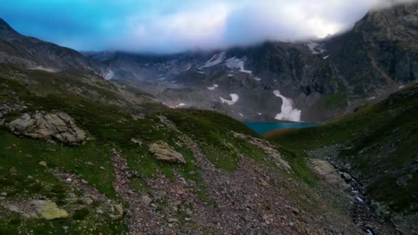 Krystalicznie Czyste Jezioro Wodą Pitną Wysoko Górach Strzelanina Dronów — Wideo stockowe