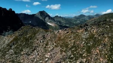 Tepenin tepesindeki Alp mavisi göl. Hava fotoğrafçılığı